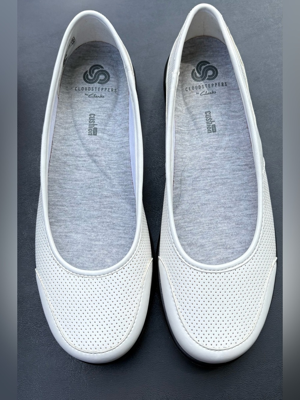 NEW women’s white leather Clark’s Cloudsteppers shoes. Lightweight flats